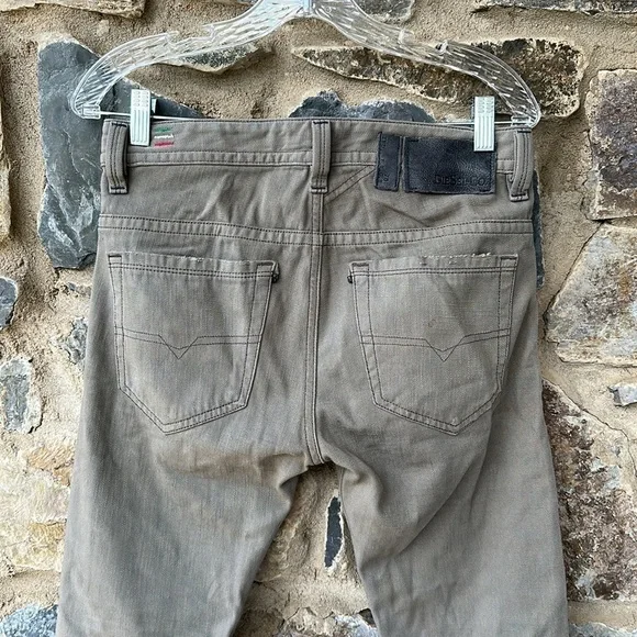 Diesel Industry Denim Division “For Successful Living” Slim-Carrot Jeans size 27